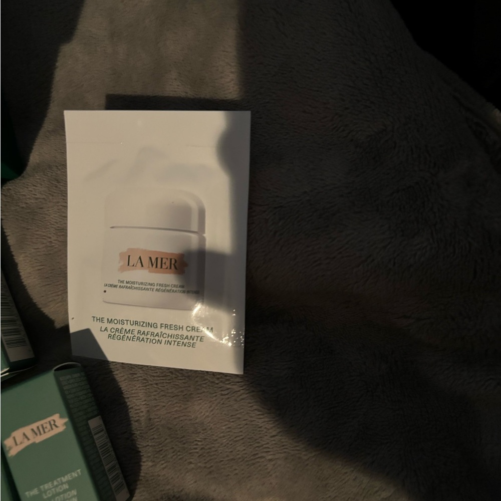 La Mer Skincare Collection with White and Green Packaging - Picture 4 of 9